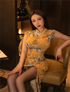 《爆乳mm-翁公与小莹客厅激情》